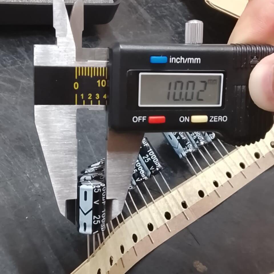 Kit com 650x Capacitor Eletrolítico 1000uF 25V 105C 10x17mm Fitado - Imagem 3